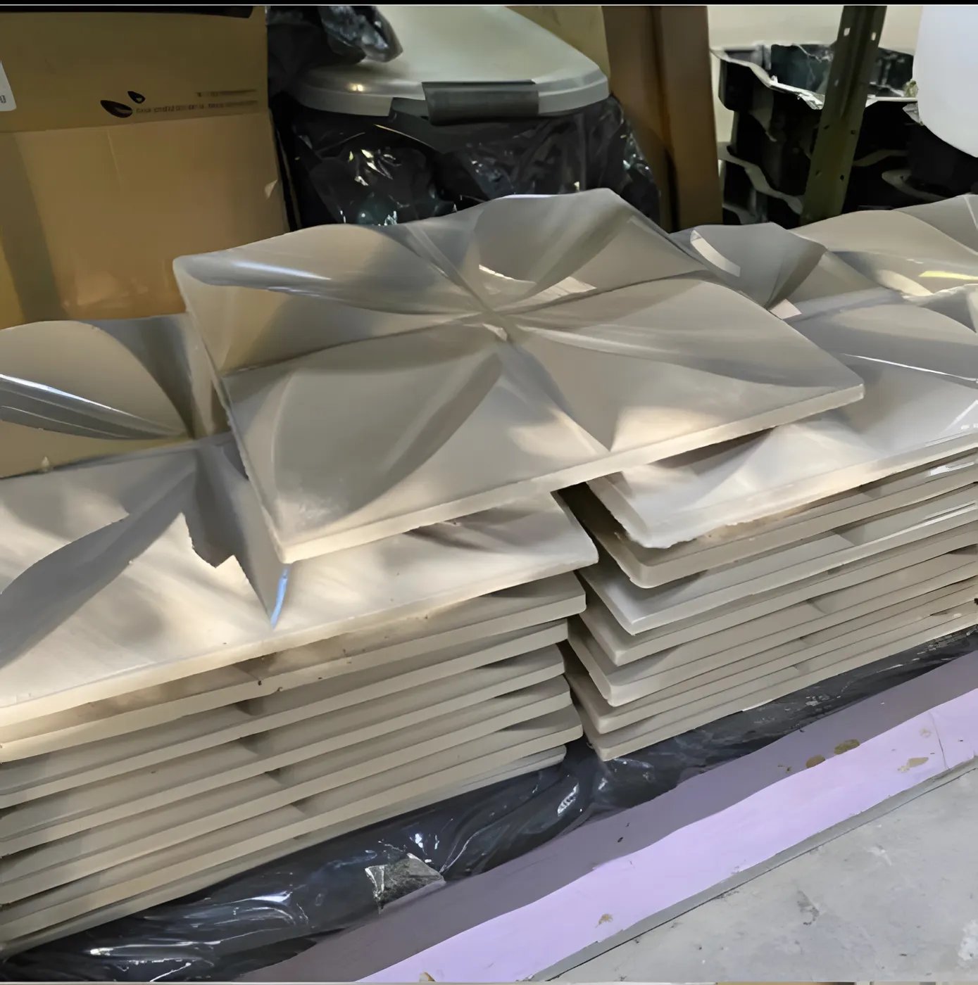 Placas de revestimento em relevo produzidas com rejeito de mineração
